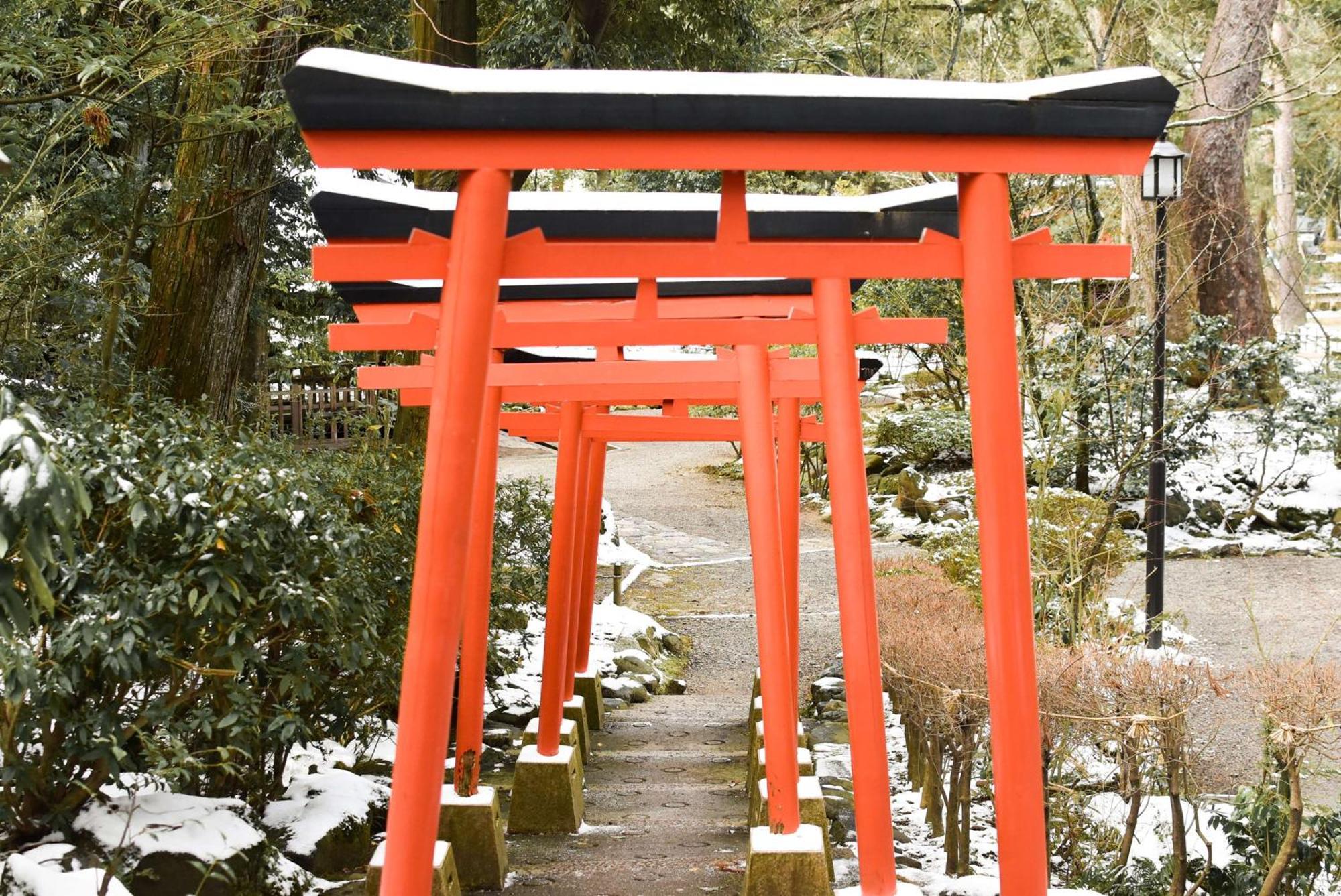 하얏트 센트릭 가나자와 호텔 외부 사진 Torii at the shrine