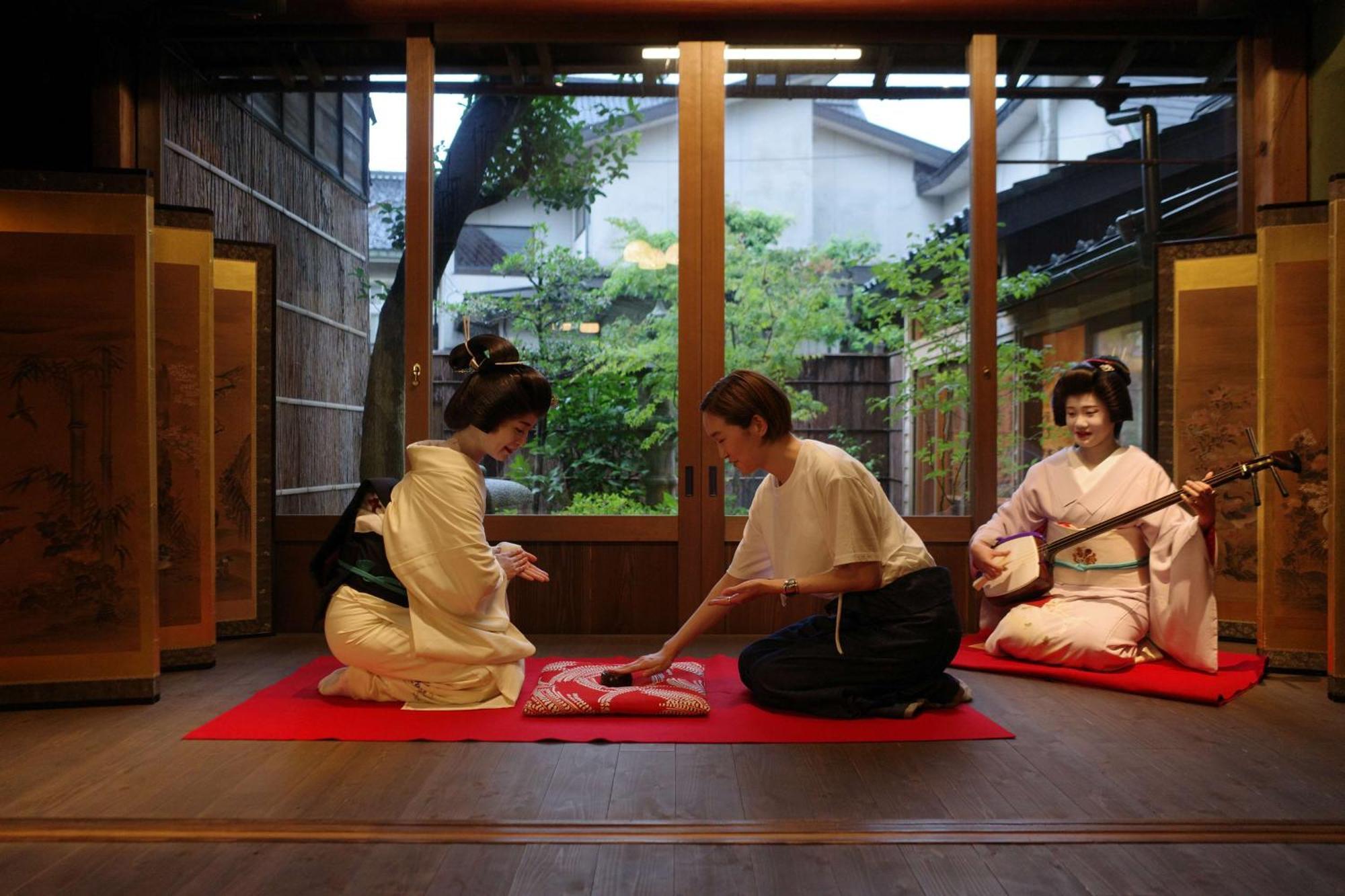 하얏트 센트릭 가나자와 호텔 외부 사진 A scene from a traditional Japanese shamisen performance